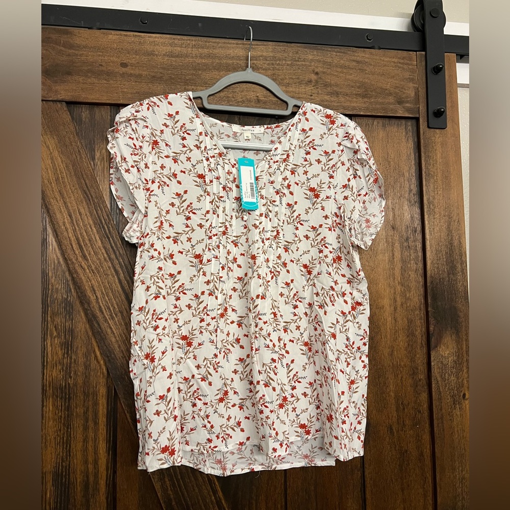 NWT Fun2Fun Tulip Sleeve Floral Top, Size L.